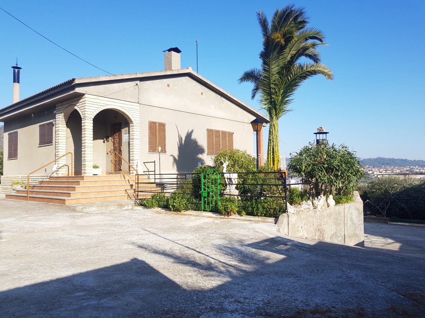 Vista exterior de Casa o xalet en venda en Esparreguera amb Calefacció, Jardí privat i Terrassa