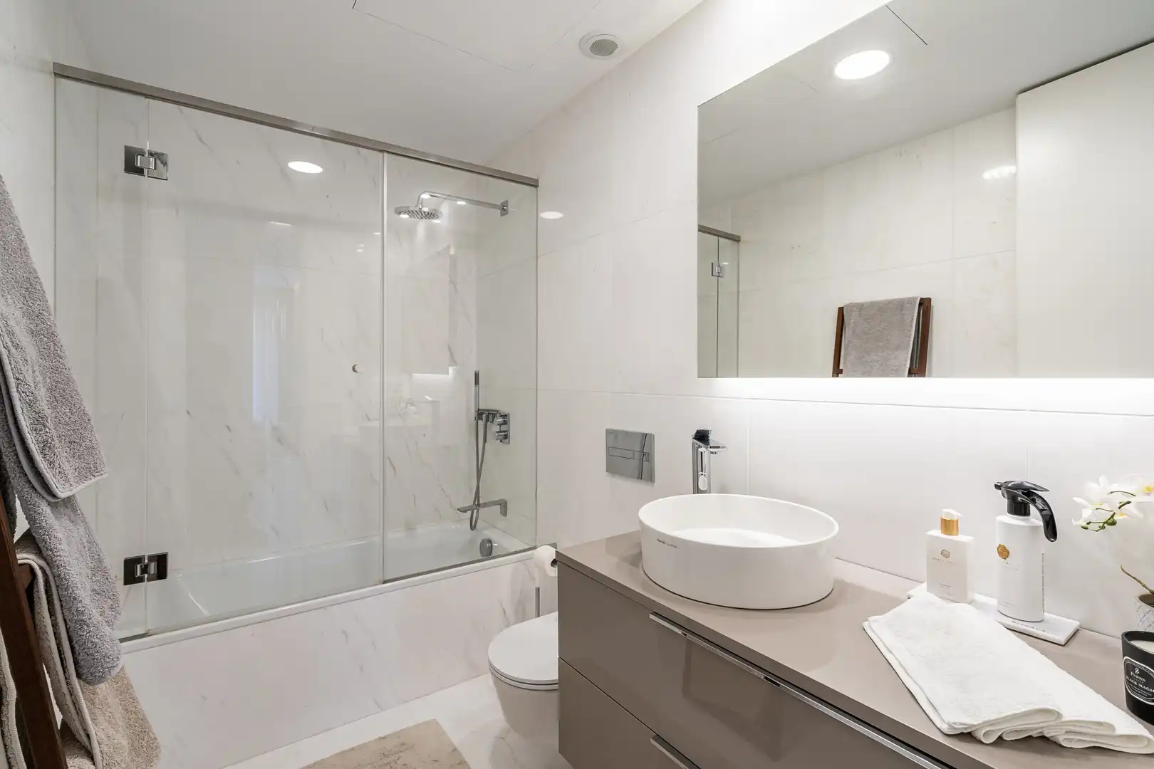 Bathroom of Ground floor for sale in Estepona  with Air Conditioner, Private garden and Terrace