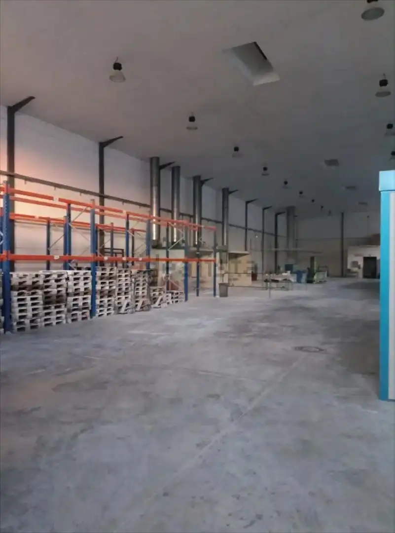 Industrial building to rent in Poleares
