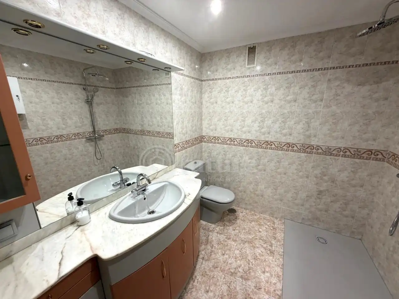 Baño de Ático de alquiler en Salamanca con Aire acondicionado, Calefacción y Parquet