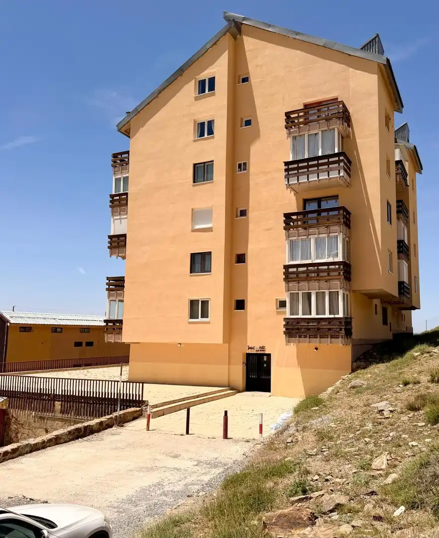 Vista exterior de Àtic en venda en Sierra Nevada amb Calefacció i Moblat