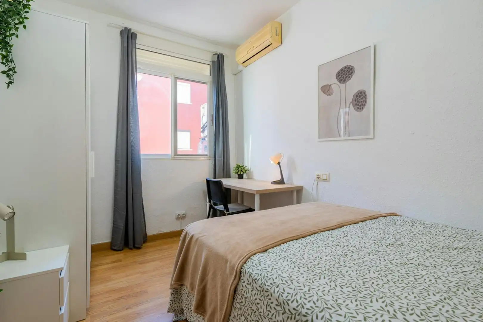 Bedroom of Flat for share in Valencia  with Furnished, Washing machine and TV