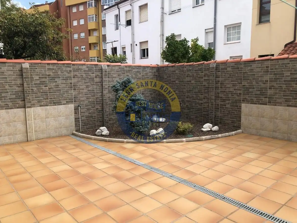 Terrassa de Casa o xalet en venda en León Capital  amb Calefacció, Jardí privat i Parquet
