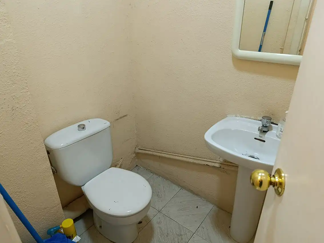Badezimmer von Büro zur Miete in Barcelona mit Klimaanlage und Heizung