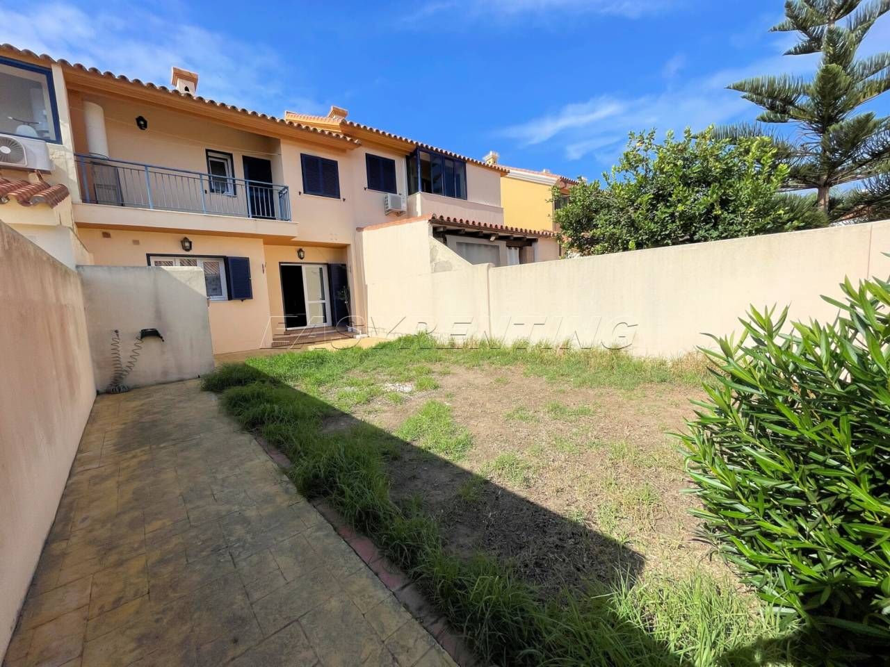 Vista exterior de Casa adosada de lloguer en La Línea de la Concepción amb Jardí privat, Terrassa i Moblat