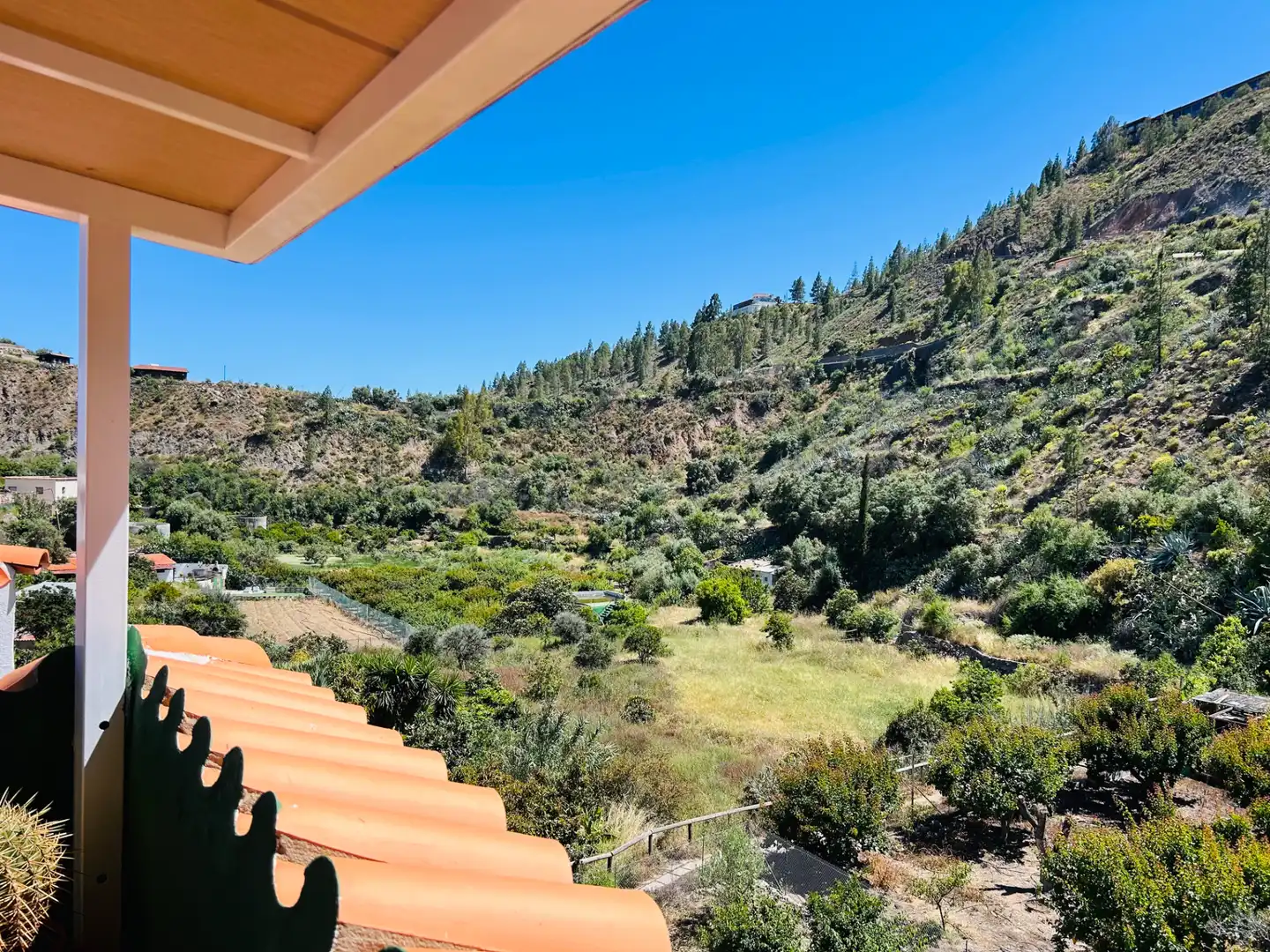 Vista exterior de Casa adosada en venda en San Bartolomé de Tirajana amb Aire condicionat, Calefacció i Jardí privat