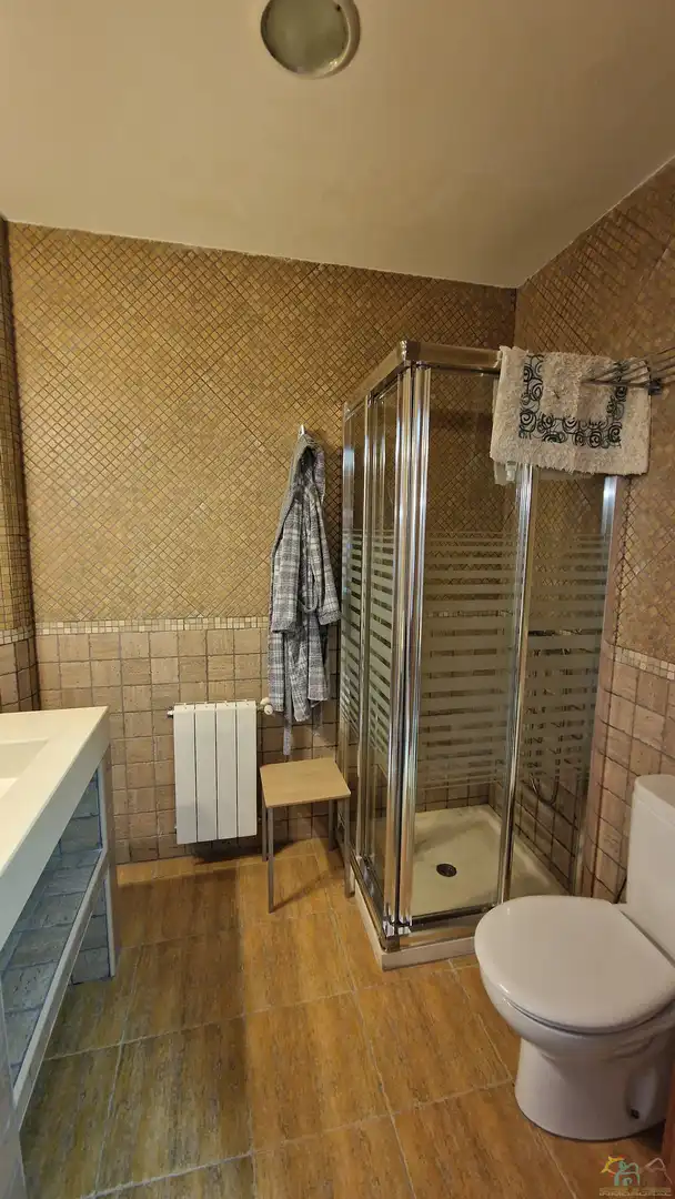 Badezimmer von Einfamilien-Reihenhaus zum Verkauf in Diezma mit Klimaanlage, Heizung und Privatgarten