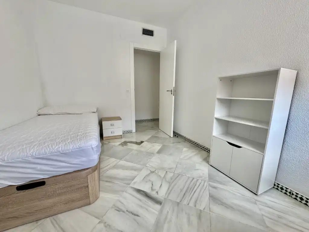 Bedroom of Flat for share in Córdoba  with Air Conditioner