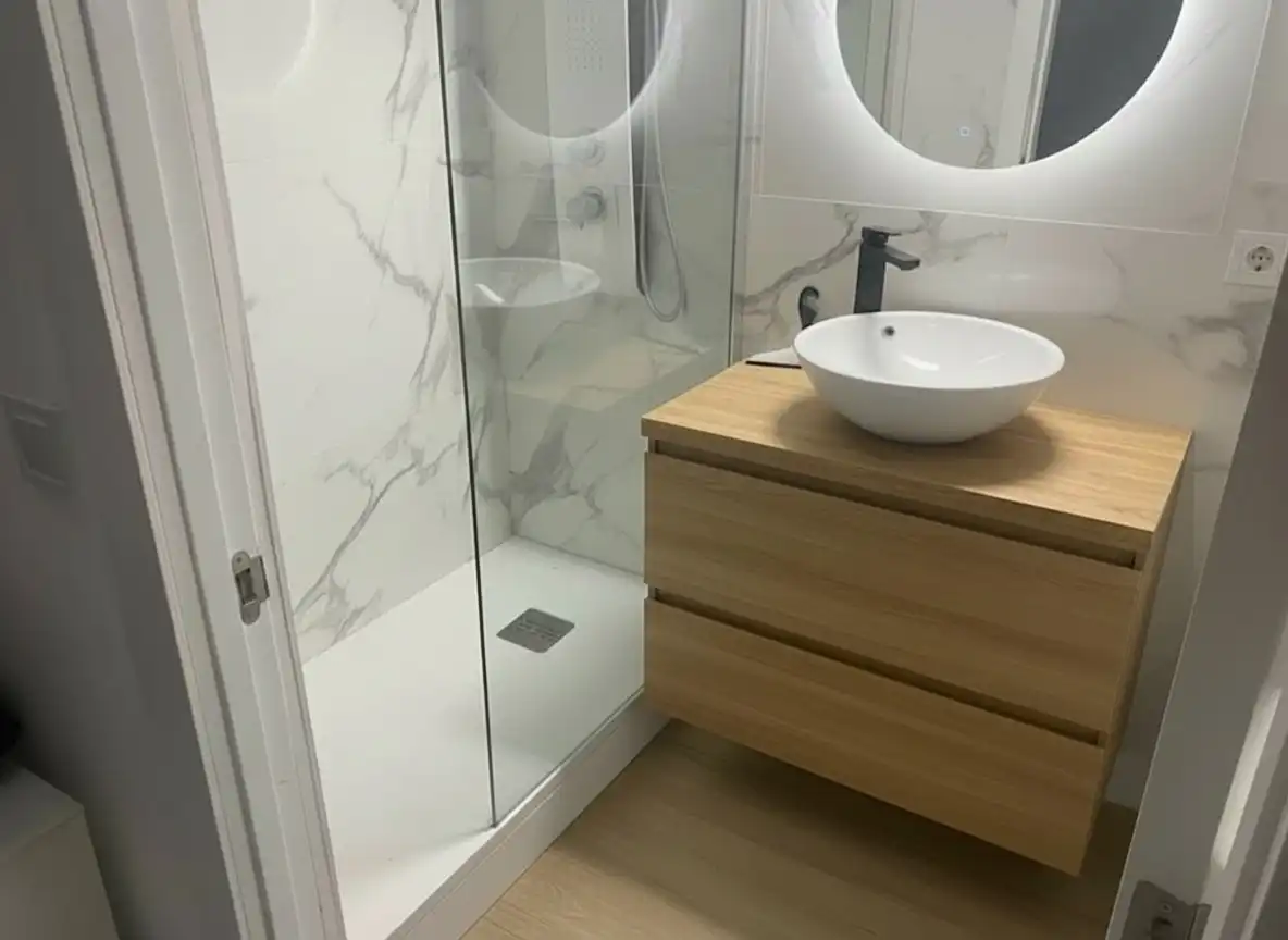 Badezimmer von Erdgeschoss zum Verkauf in Barcelona mit Terrasse