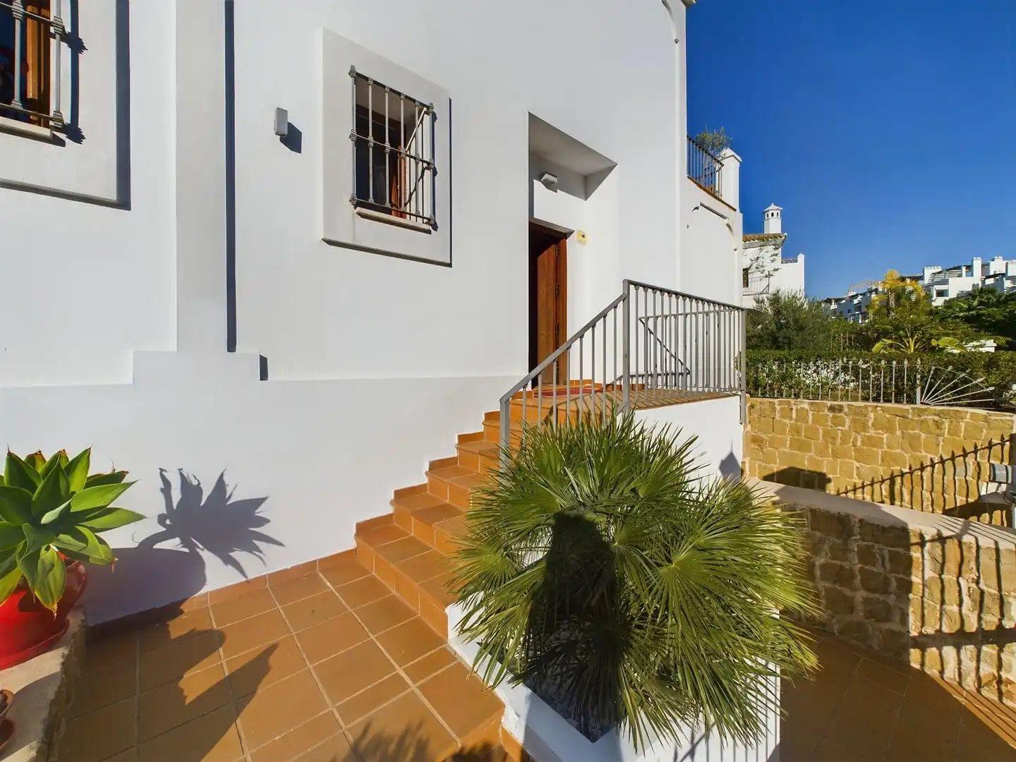 Vista exterior de Casa adosada en venda en Dos Hermanas amb Jardí privat, Terrassa i Traster
