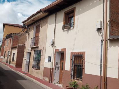 Vista exterior de Casa o xalet en venda en Cigales amb Jardí privat, Terrassa i Traster