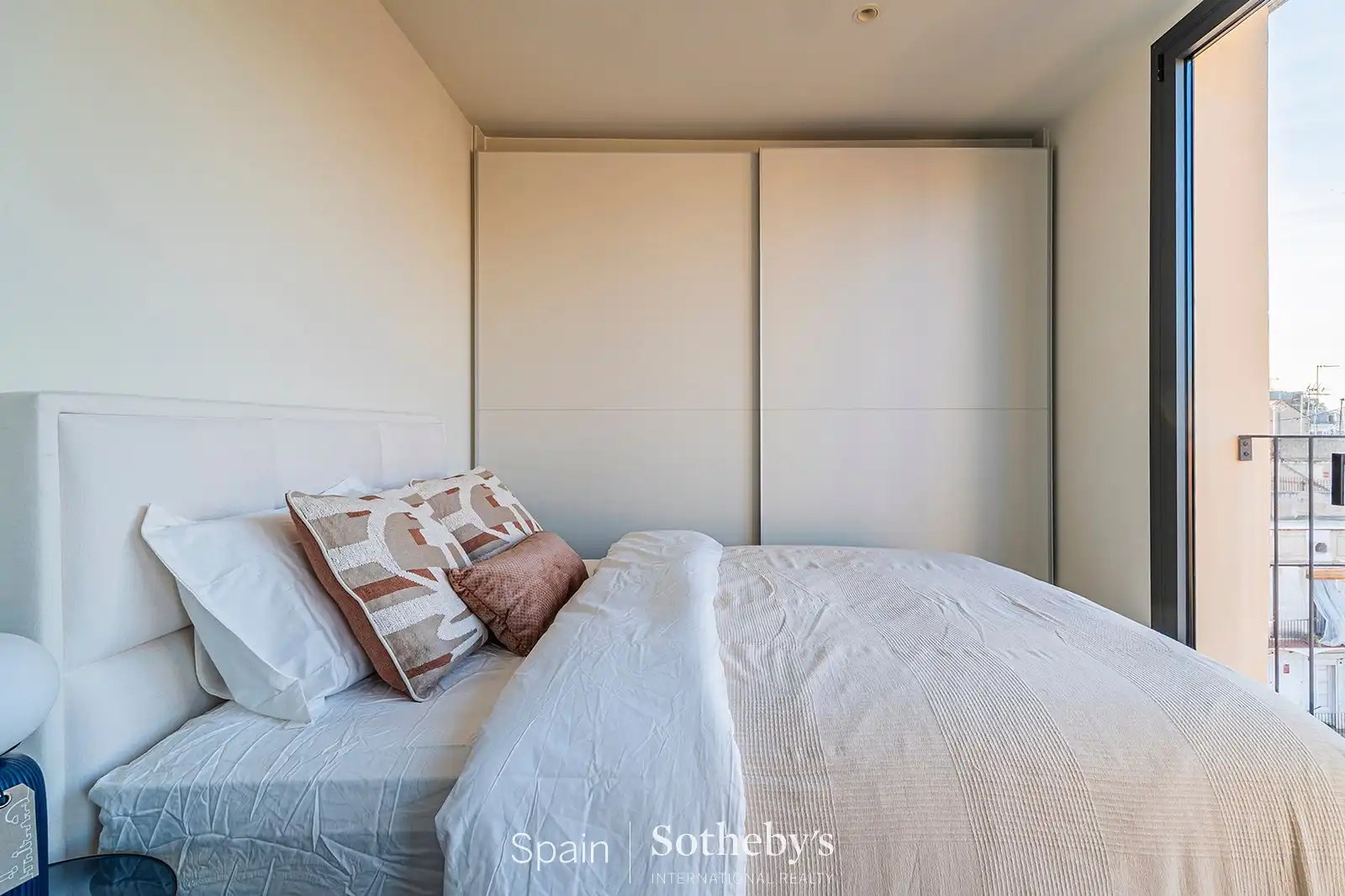 Schlafzimmer von Maisonette zum Verkauf in Barcelona mit Klimaanlage und Heizung