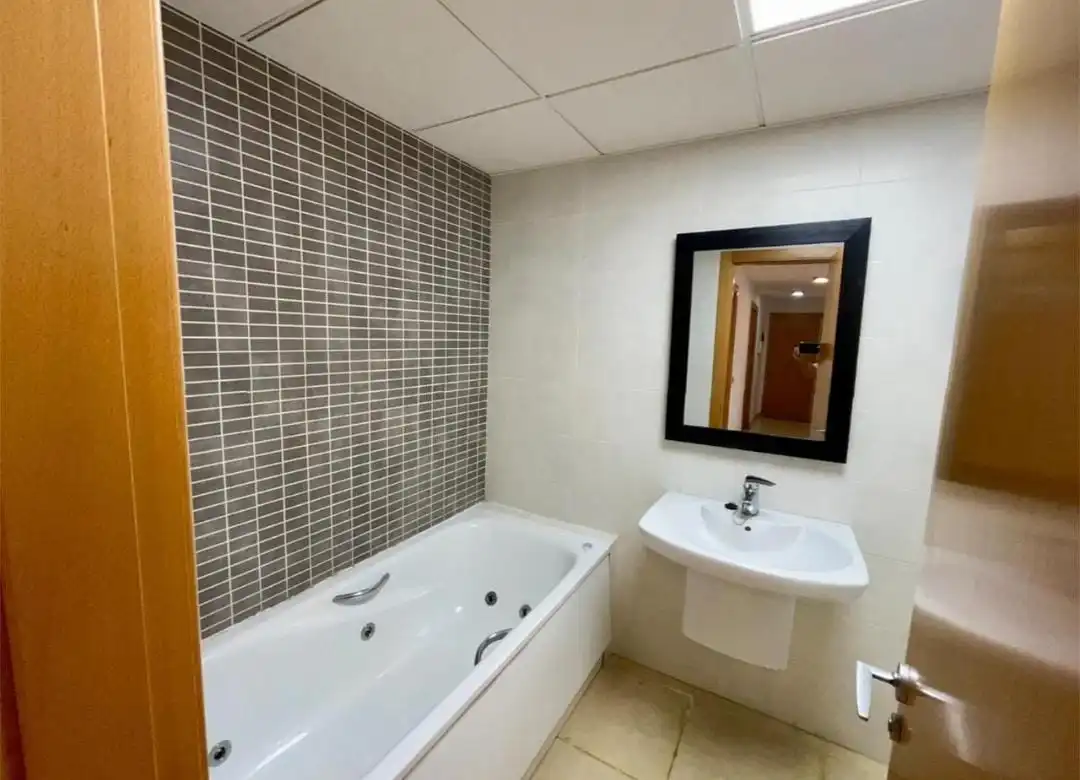 Badezimmer von Wohnung zum Verkauf in Roquetas de Mar mit Klimaanlage, Heizung und Terrasse