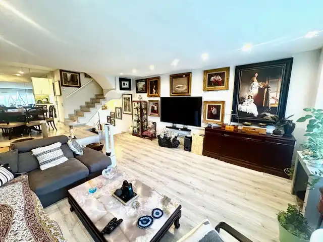 Sala de estar de Casa adosada en venta en Sant Cugat del Vallès con Aire acondicionado, Calefacción y Parquet