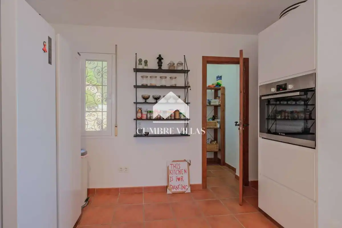 Cuina de Casa o xalet en venda en Almuñécar amb Jardí privat, Terrassa i Traster