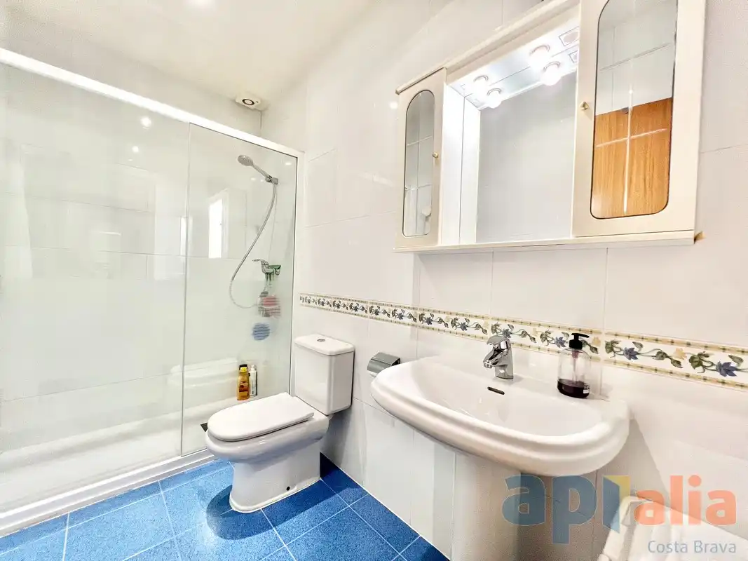 Badezimmer von Einfamilien-Reihenhaus zum Verkauf in Palamós mit Klimaanlage, Heizung und Terrasse