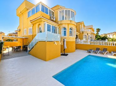 Villa avec balcon à louer à Orihuela Costa