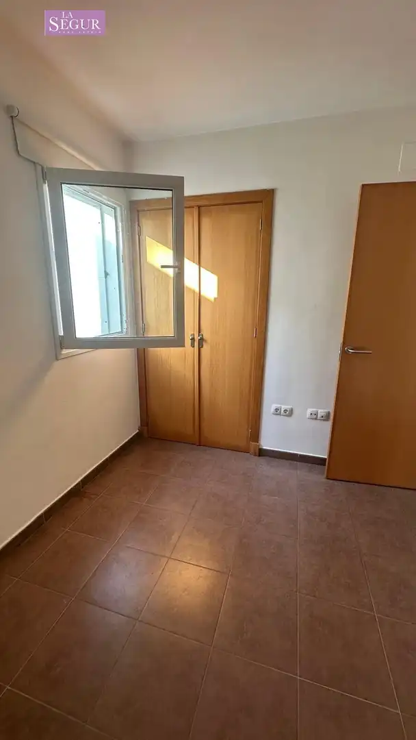 Dormitori de Casa adosada en venda en Conil de la Frontera amb Jardí privat, Terrassa i Piscina comunitària
