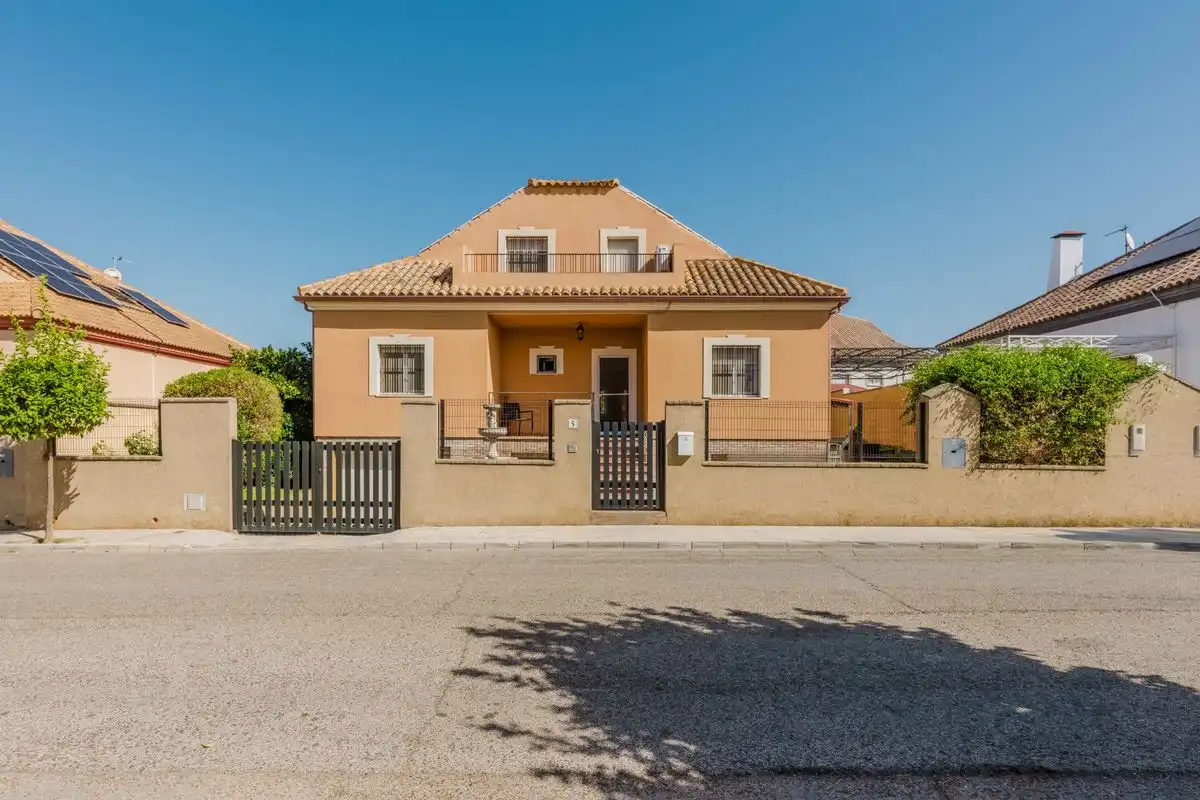 Vista exterior de Casa o xalet en venda en Almensilla amb Aire condicionat, Calefacció i Jardí privat