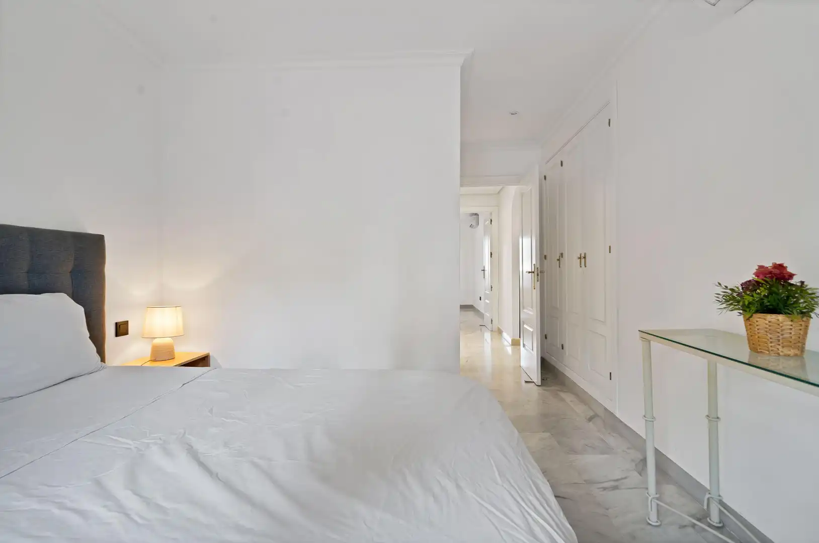 Habitación de Apartamento de alquiler en Marbella con Aire acondicionado, Jardín privado y Terraza
