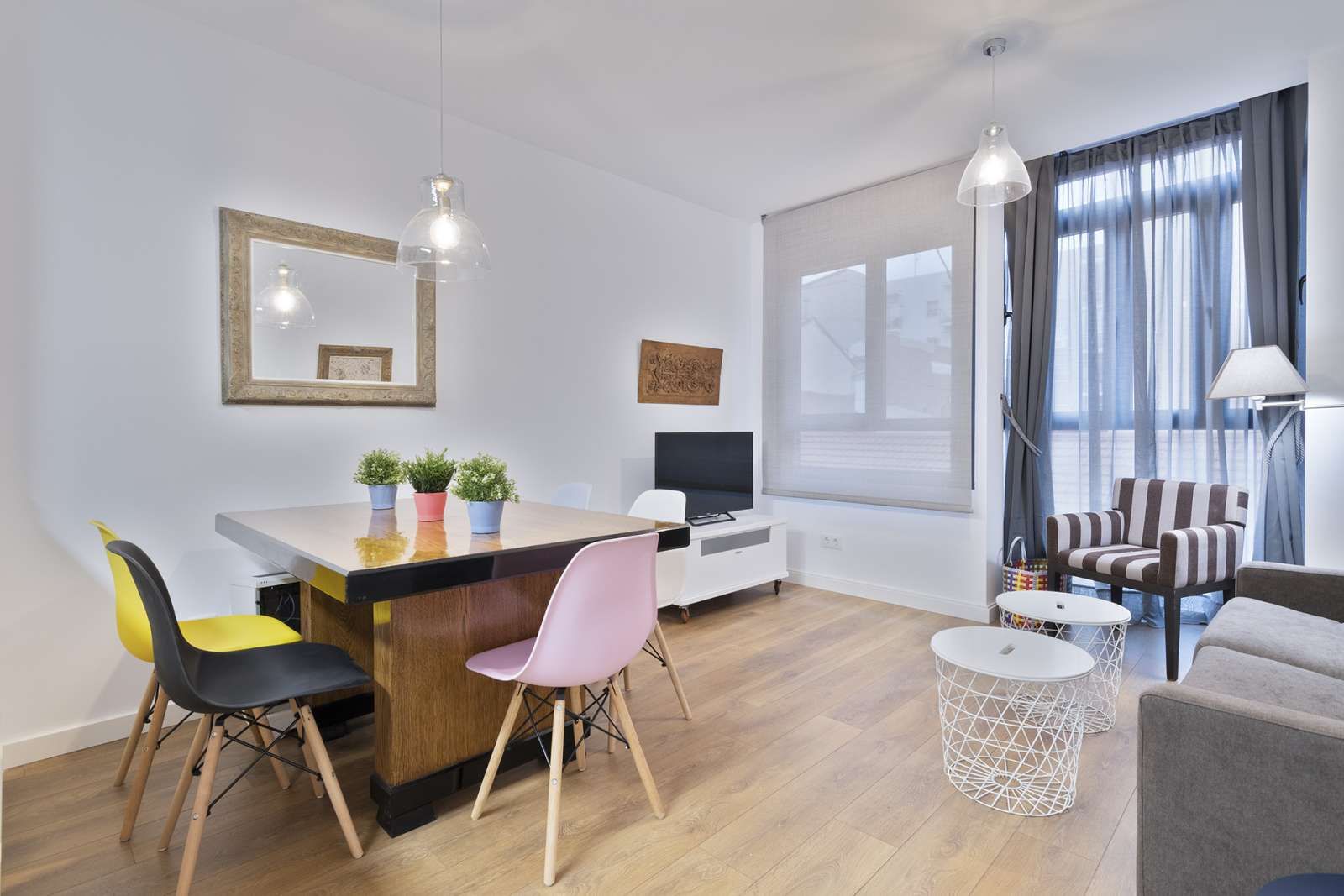 Living room of Study to share in  Madrid Capital  with Air Conditioner and Terrace