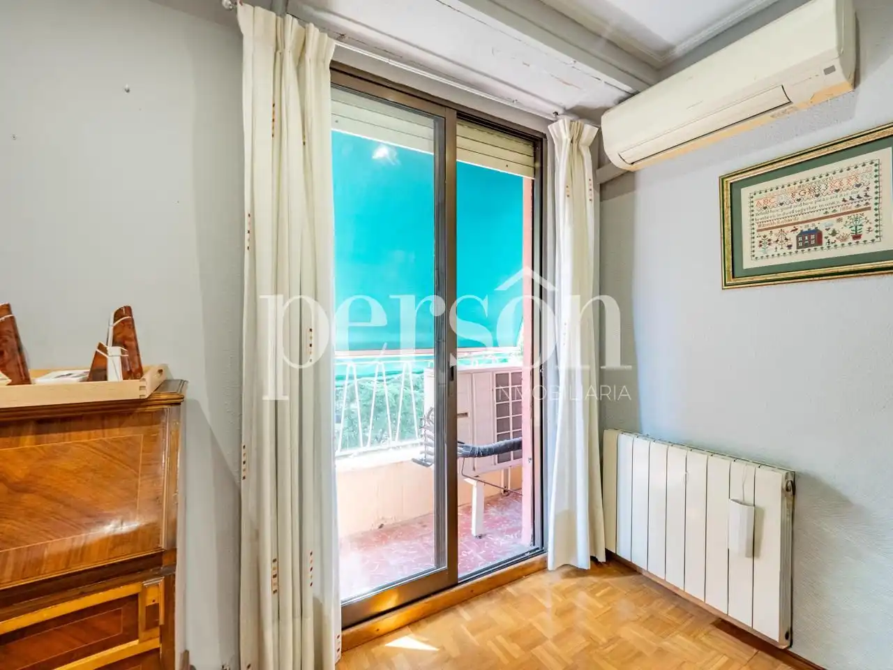 Bedroom of Flat for sale in Valencia  with Air Conditioner, Heating and Balcony