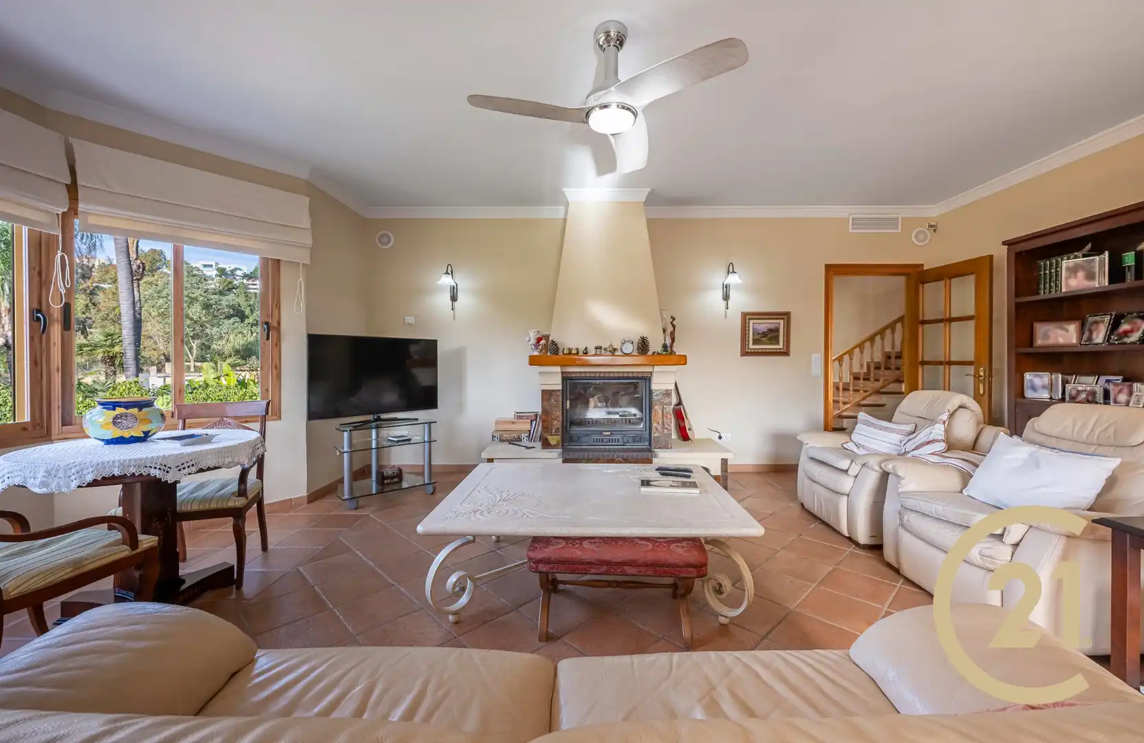 Sala de estar de Casa adosada en venta en Benahavís con Aire acondicionado, Jardín privado y Terraza