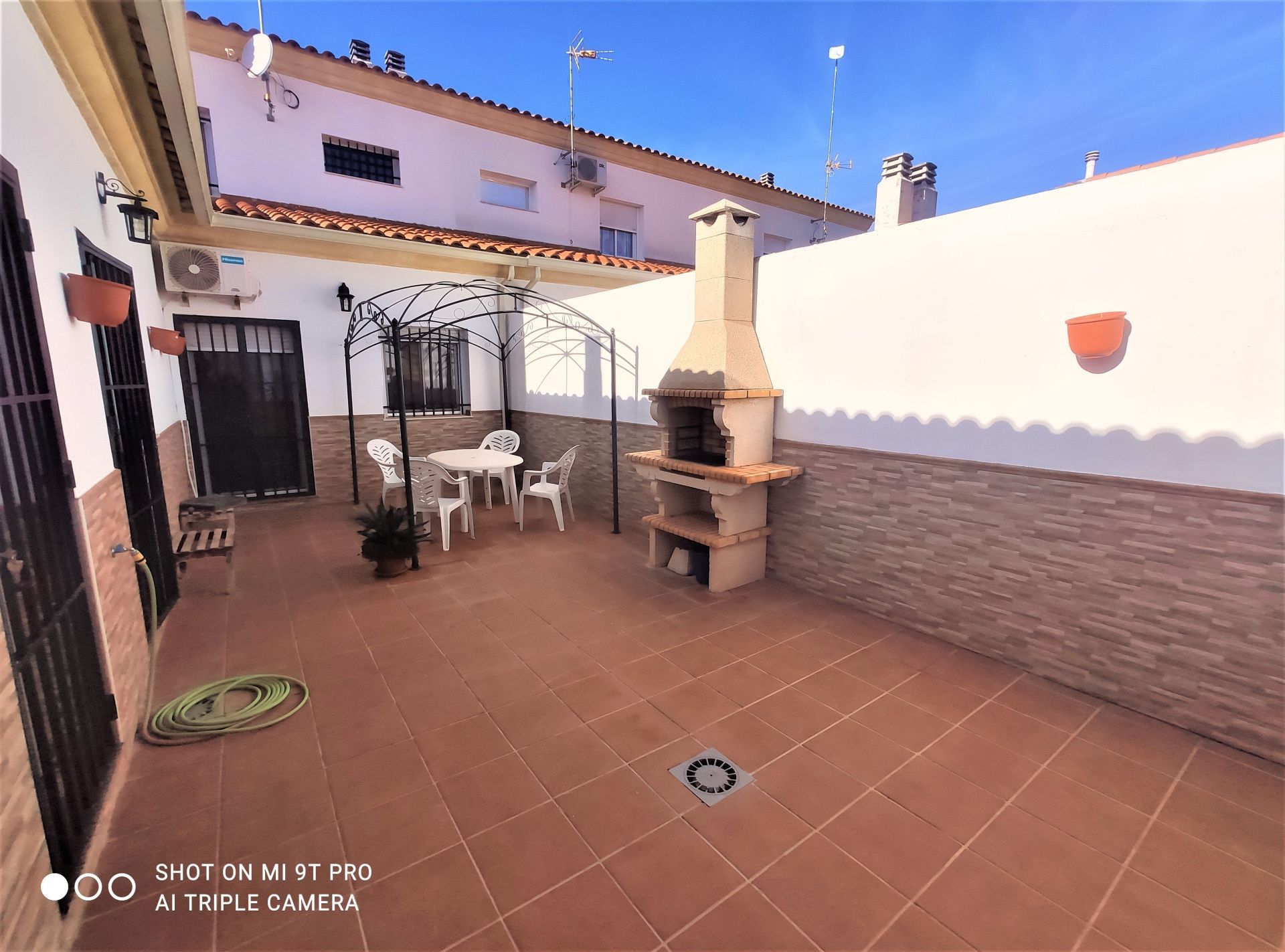 Vista exterior de Casa adosada en venda en Torremejía amb Aire condicionat