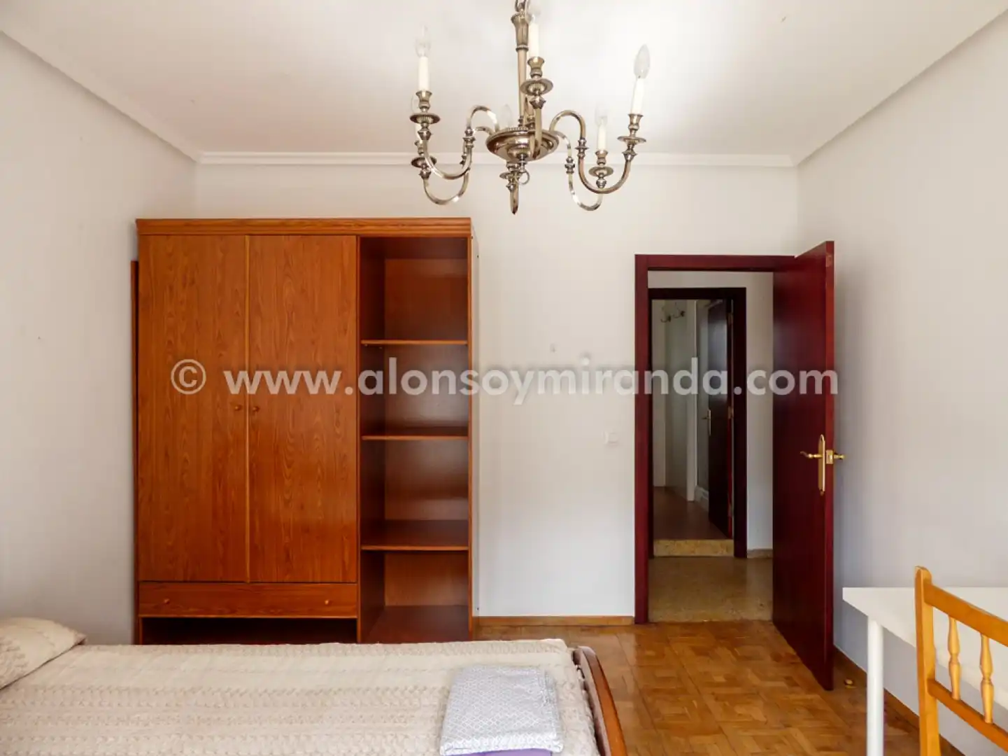 Schlafzimmer von Wohnung zur Miete in Oviedo  mit Heizung, Parkett und Möbliert