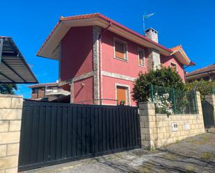 Vista exterior de Casa o xalet en venda en Castro-Urdiales amb Calefacció, Jardí privat i Parquet