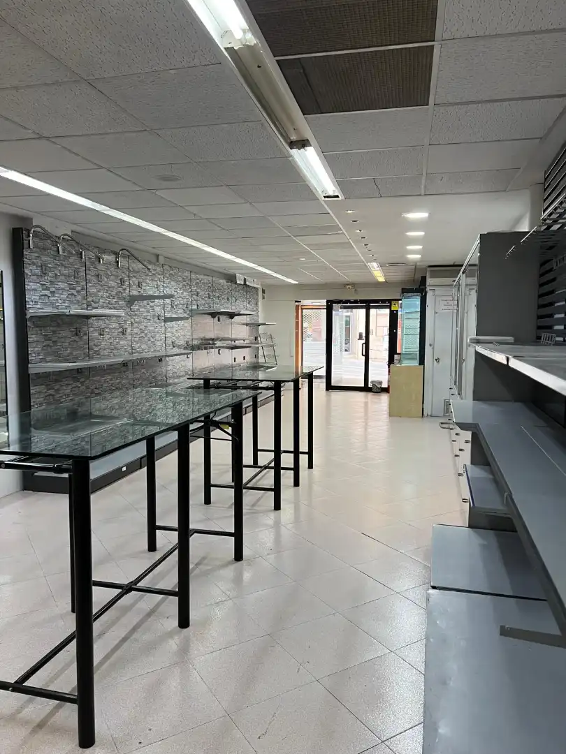 Locale commerciale in affitto a Carrer de la Bassa 16