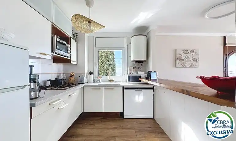 Cuina de Apartament en venda en Roses amb Calefacció, Terrassa i Moblat