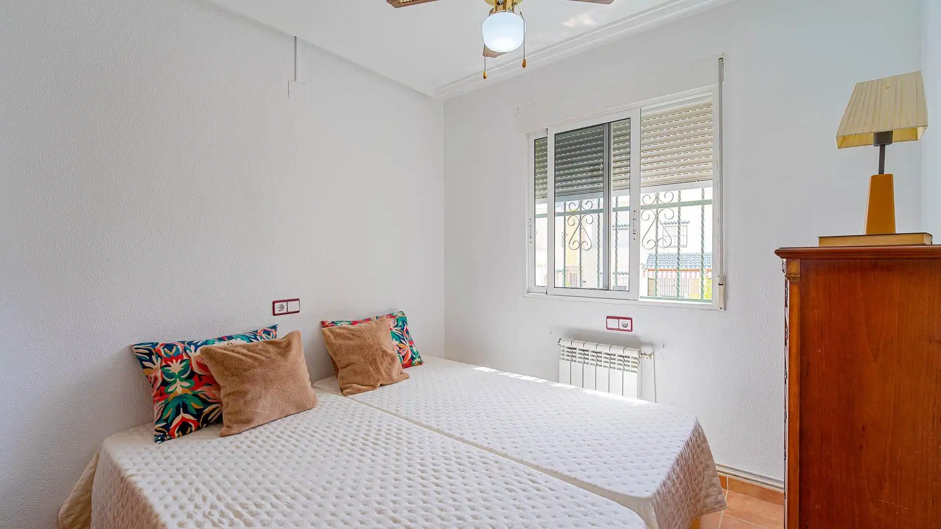 Habitación de Casa adosada en venta en Orihuela con Aire acondicionado, Calefacción y Jardín privado