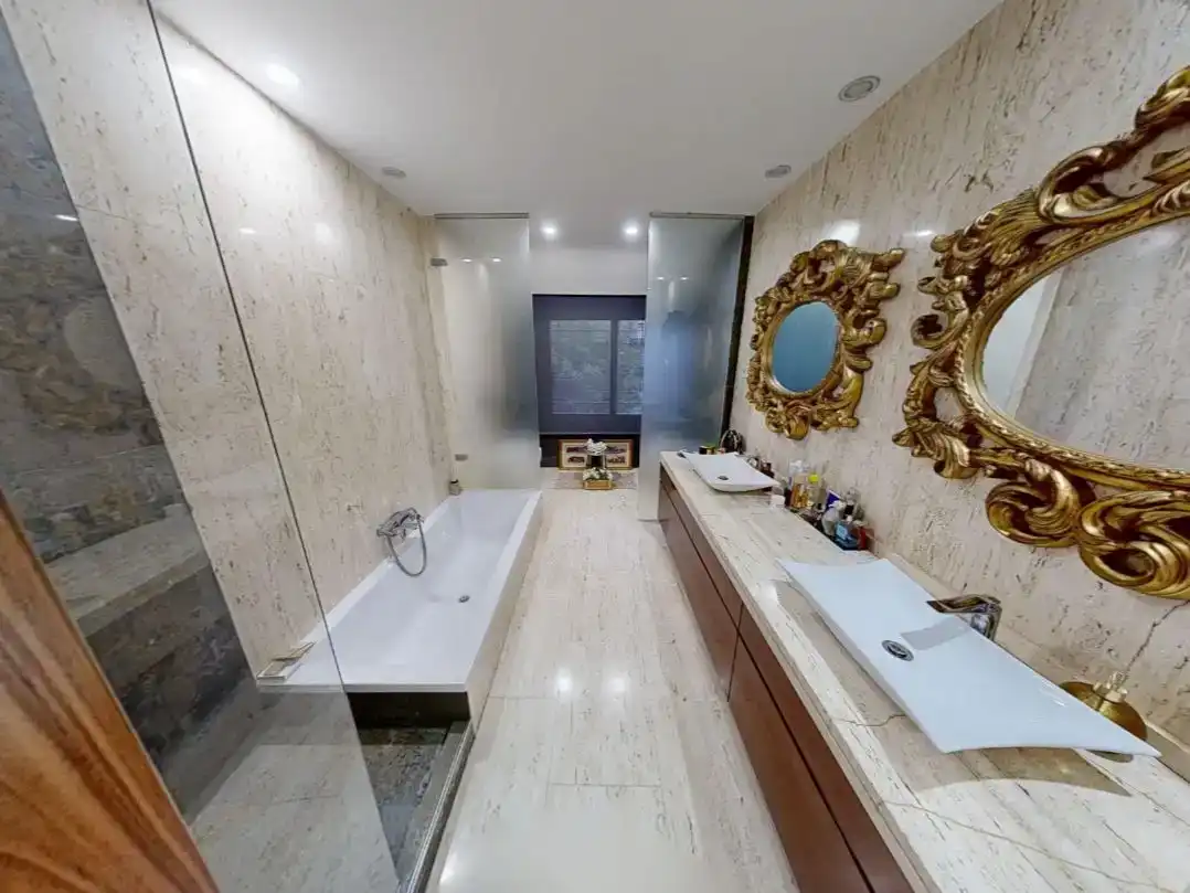 Bathroom of Flat for sale in Boadilla del Monte  with Air Conditioner, Private garden and Parquet flooring