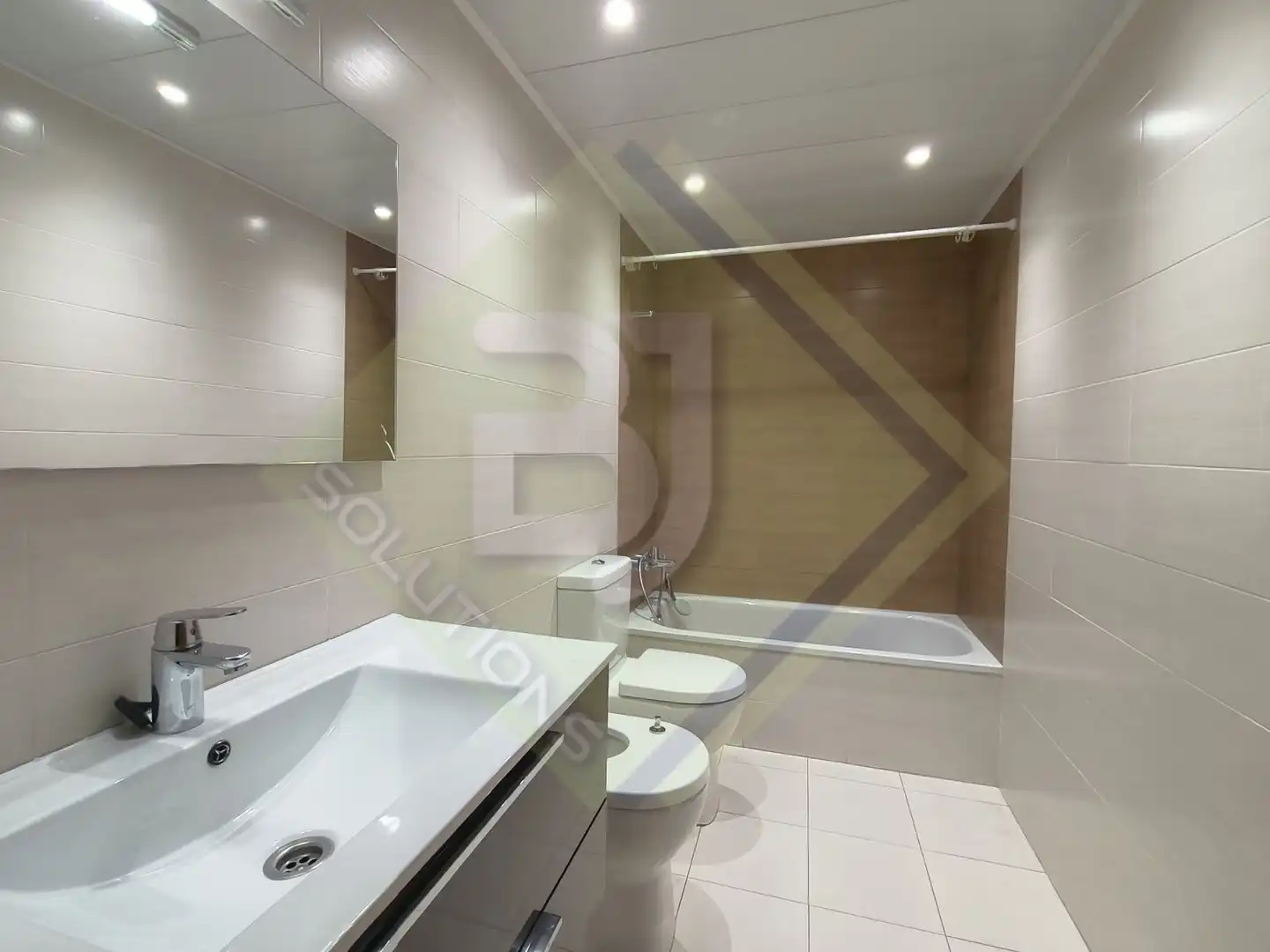 Baño de Piso de alquiler en Mataró con Aire acondicionado, Calefacción y Terraza