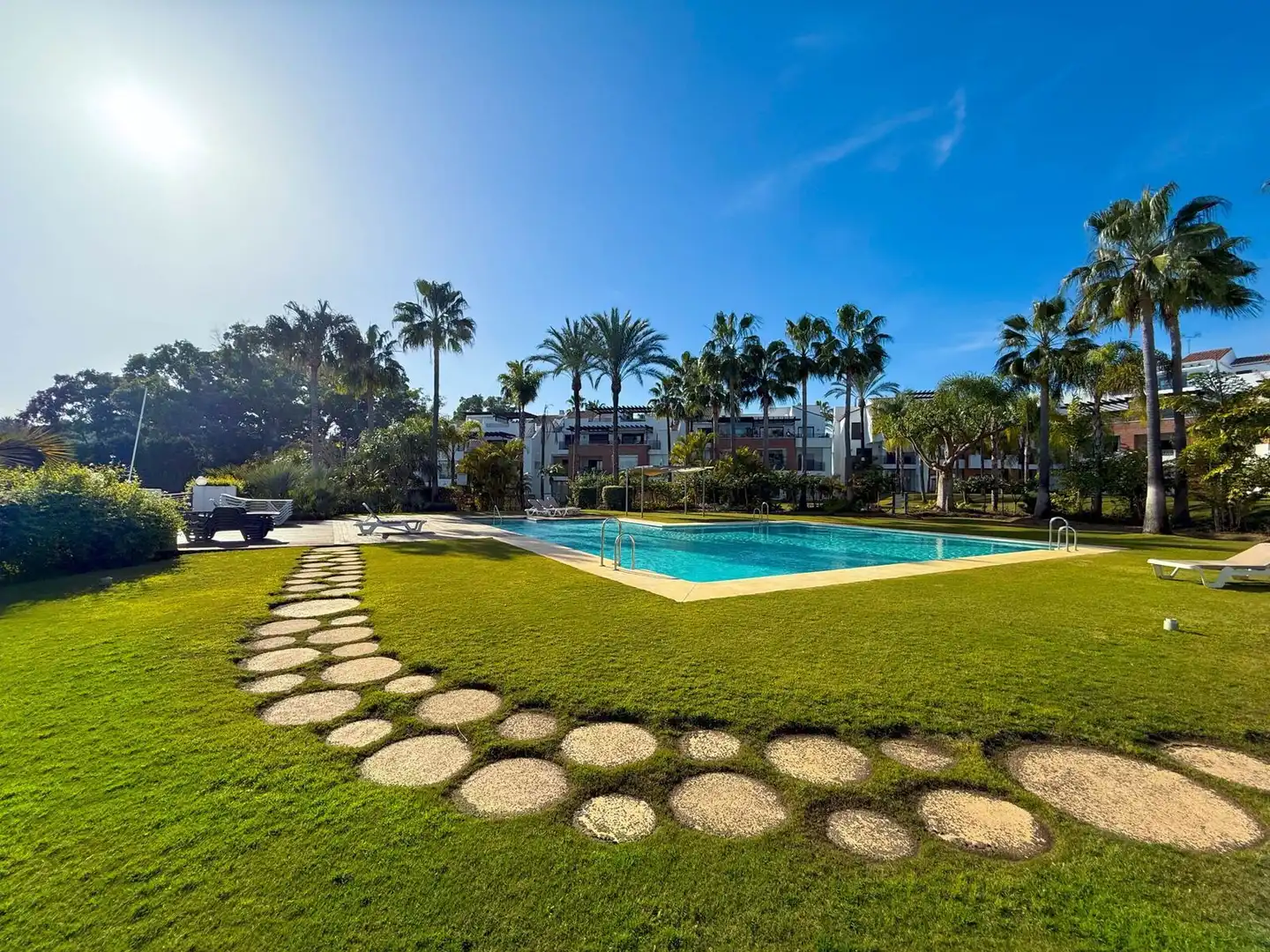 Piscina de Dúplex en venda en Estepona amb Aire condicionat, Terrassa i Traster