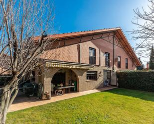 Vista exterior de Casa adosada en venda en Villanueva de la Cañada amb Calefacció, Jardí privat i Terrassa