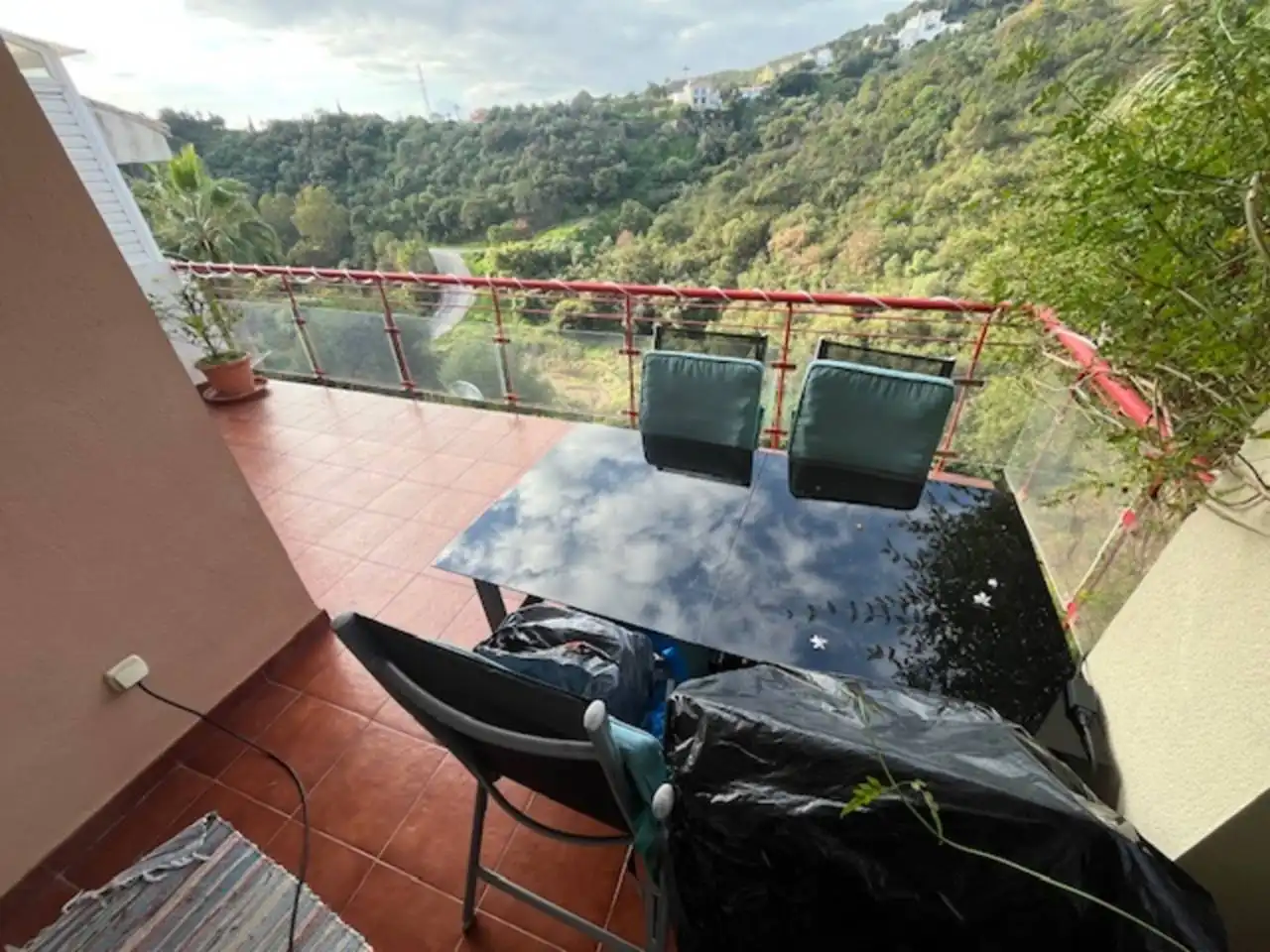 Terrasse von Einfamilien-Reihenhaus zum Verkauf in Estepona mit Klimaanlage, Privatgarten und Parkett