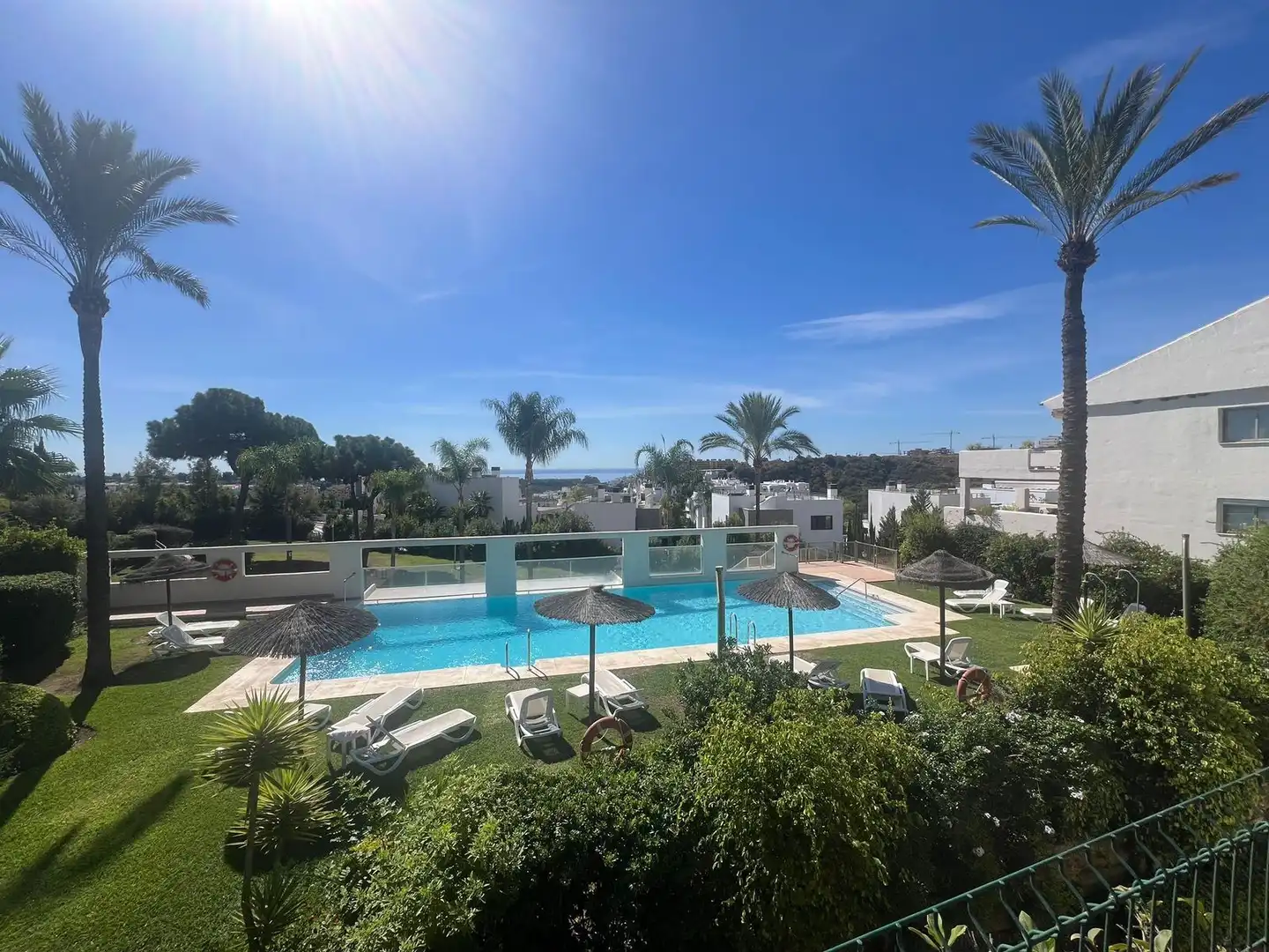 Vista exterior de Apartament en venda en Estepona amb Moblat i Piscina comunitària