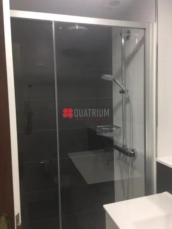 Baño de Piso de alquiler en Santiago de Compostela  con Calefacción y Terraza