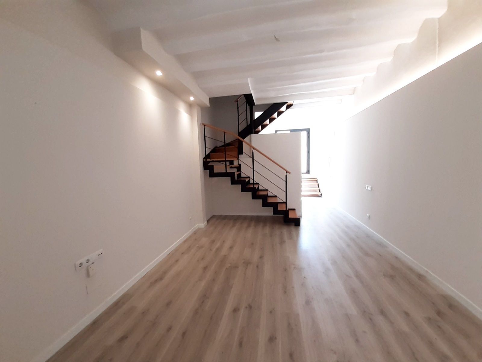 Casa adosada de alquiler en  Barcelona Capital con Terraza