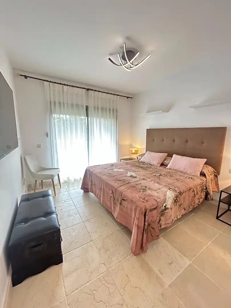 Habitación de Casa adosada en venta en Estepona con Aire acondicionado, Jardín privado y Amueblado