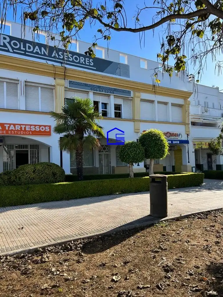 Vista exterior de Oficina en venda en El Puerto de Santa María amb Aire condicionat