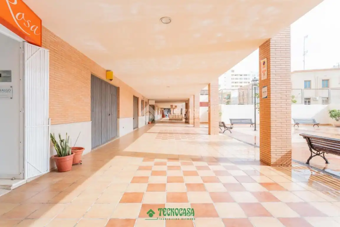 Vista exterior de Pis en venda en Almería amb Aire condicionat