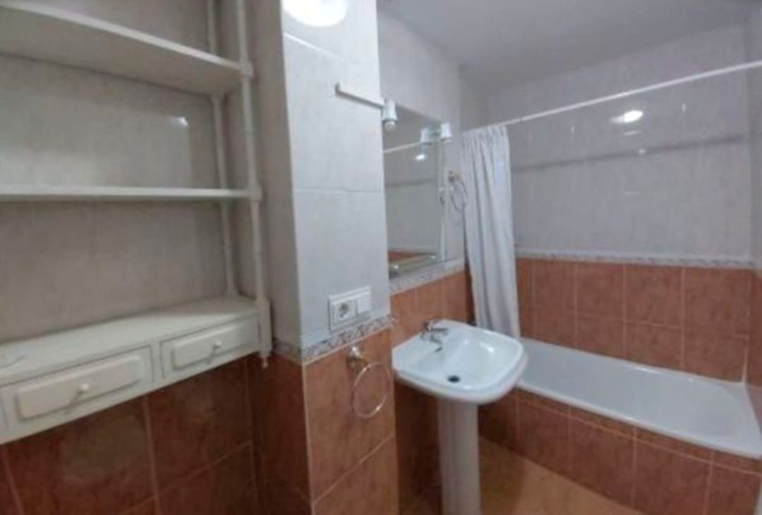 Bathroom of Flat to rent in  Granada Capital  with Furnished, Washing machine and Microwave