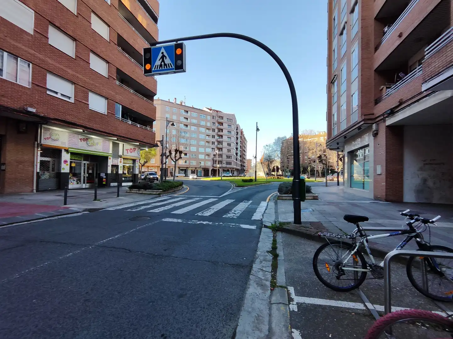 Vista exterior de Pis en venda en  Logroño amb Calefacció, Parquet i Balcó