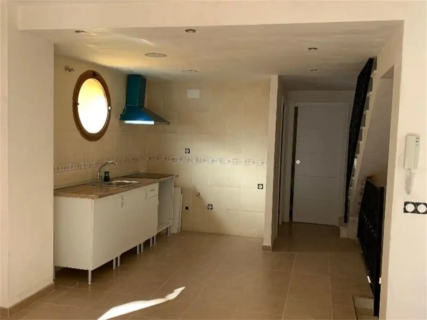 Küche von Wohnung zum Verkauf in Gaibiel mit Klimaanlage und Balkon