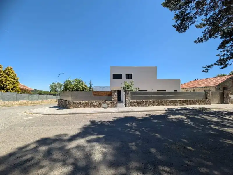 Vista exterior de Casa adosada en venta en El Espinar con Calefacción y Terraza