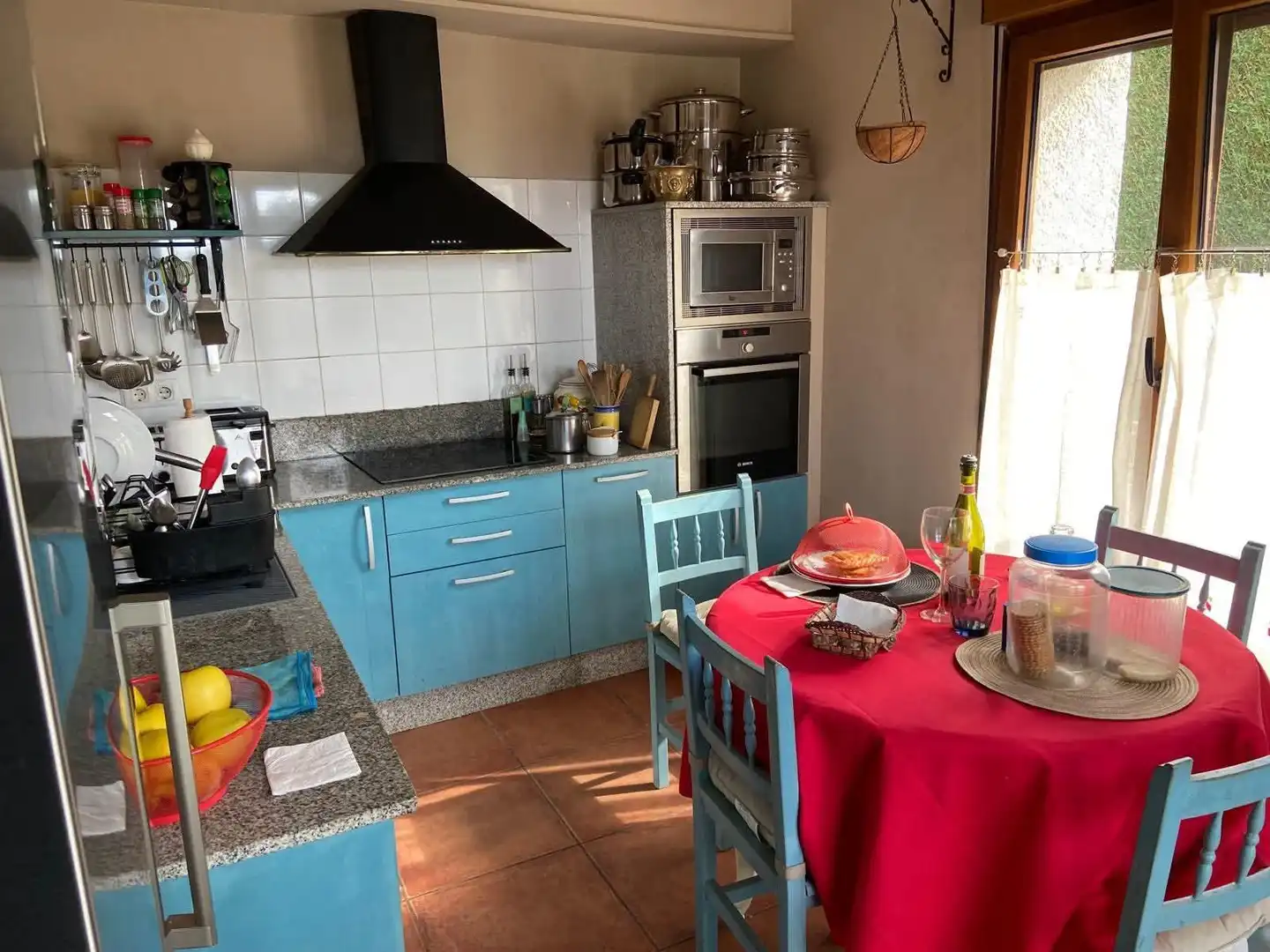 Cuina de Casa o xalet en venda en Meaño amb Jardí privat