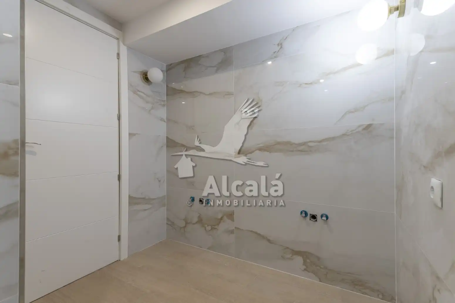Baño de Local en venta en Alcalá de Henares con Aire acondicionado